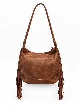 Cartera de cuero marrón con diseño tipo hobo, flecos largos en los laterales y costuras pespunteadas. Cuenta con una correa larga para llevar al hombro y detalles de tiras enrolladas en las uniones.