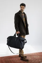 Saco de paño color verde oscuro, con cuello solapa, doble botonadura y bolsillos laterales con solapa.