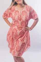 Camisón estilo remerón de seda fría, con estampado de animales en tonos rosados. Presenta escote redondo con botones frontales y mangas cortas.