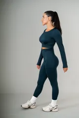 Remera manga larga color borgoña, de tejido acanalado y corte cropped.