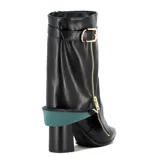 Bota de cuero de caña media color negro, con diseño fruncido, funda desmontable con cierre lateral dorado y hebilla metálica en la parte superior. Cuenta con taco cuadrado y punta fina.