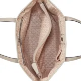 Cartera tipo tote Guess modelo Keira, de color beige con gran logo triangular grabado en relieve en la parte frontal. Incluye doble asa superior y un bolso de mano tipo pouch con cierre y correa corta desmontable.