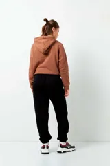 Pantalón babucha deportivo negro con cintura elástica y puños elastizados en los tobillos.