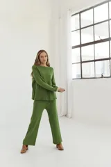 Pantalón de punto verde oliva de corte ancho.