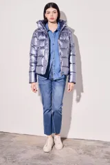 Campera puffer negra con acabado brillante, diseño acolchado, capucha integrada y cierre frontal con botones a presión.