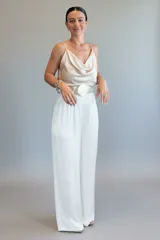 Pantalón de satén color blanco, de corte amplio y fluido con cintura elástica.