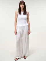 Musculosa de algodón color negro con escote bote, diseño con nido de abeja elástico y terminación con pequeño vuelo en el ruedo.