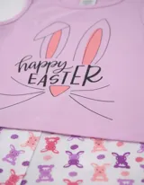 Pijama compuesto por una musculosa de corte nadador color lila con estampa frontal temática de pascuas y un short con estampado multicolor de conejitos.