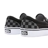 Zapatillas Vans Classic Slip-On con estampado a cuadros en blanco y negro, con suela de goma blanca.