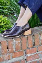 Zapatos de cuero marrón oscuro, con taco bloque de madera de 4.5 cm, diseño de corte lateral y puntera redonda.