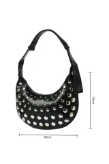 Cartera tipo baguette color marrón, con diseño de media luna y adornos de tachas plateadas de diferentes tamaños. Tiene una correa ajustable y cierre de cremallera.