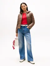 Campera acolchada ultraliviana de nailon reciclado, color marrón brillante, con capucha y cierre frontal. Presenta un diseño acolchado horizontal y bolsillos laterales con cierre.