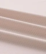 Remera deportiva de manga corta y cuello redondo, confeccionada en tejido tecnológico de poliamida con propiedades de secado rápido y alta respirabilidad. Presenta un diseño minimalista con estampa frontal de lettering discreto.
