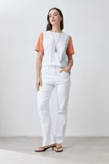 Remera de manga corta con diseño color block, combinando paneles en color blanco, naranja y verde agua.