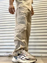 Pantalón cargo beige de corte recto con puños ajustables y doble bolsillo cargo.