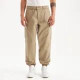 Pantalón cargo color beige, con bolsillos laterales con fuelle y elástico en los tobillos.