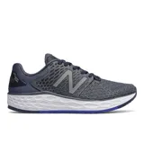 Championes de running New Balance modelo MVNGOMM3, color gris con detalles en azul y logo plateado.