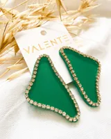 Par de aros colgantes de acrílico verde esmeralda con borde de strass dorados.