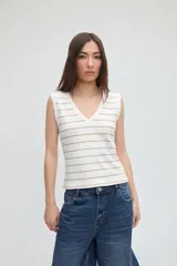 Musculosa de rib en color blanco con finas rayas horizontales marrones, escote en V y calce ajustado.