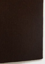 Top marrón oscuro de punto fino, sin mangas, con cuello redondo y tirantes anchos, de corte entallado y diseño recto.