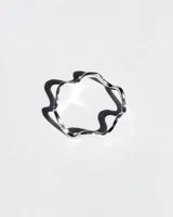 Anillo de plata 925 con diseño ondulado irregular.