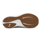 Championes de running Puma modelo Skyrocket Lite 2 Alt, color arena con detalles dorados y suela blanca con base marrón.