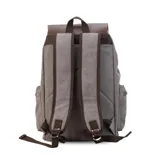 Mochila Lincoln's de tela canvas azul con detalles en cuero sintético marrón. Cuenta con cierre superior tipo marinero con cordón, solapa con broches magnéticos y correas ajustables. Incluye bolsillos laterales con cierre y compartimento interno para laptop.