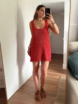 Vestido corto de tejido de punto, color marrón con hilos dorados (lurex) que le dan un brillo sutil. Diseño de tirantes anchos y escote redondo.