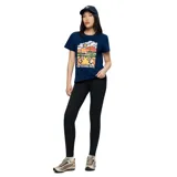 Remera de manga corta color azul marino de la marca Merrell, con estampado gráfico frontal de un paisaje desértico con la leyenda 'Take the scenic route'.