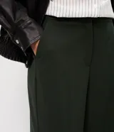 Pantalón de sastrería corte recto color gris, con bolsillos laterales tipo cuchillo y trabillas para cinturón.