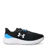 Championes de running Under Armour con tecnología Charged Cushioning en la entresuela. Presentan un diseño en color negro con detalles en azul brillante y el logo de la marca en blanco en el lateral. Confeccionados en tejido de malla transpirable con suela de goma resistente.