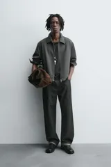 Sobrecamisa regular fit color gris oscuro, confeccionada en tejido con viscosa. Presenta cuello solapa, manga larga con puño abotonado, bolsillos de vivo en la cadera y cierre frontal con cremallera.