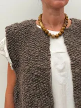 Collar de piedras naturales en tonos tierra, con detalle de tubo dorado en un lateral y cierre marinero dorado.