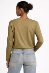 Remera de manga larga, color negro, con cuello redondo y un bolsillo de parche en el pecho.