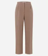 Pantalón de sastrería negro de corte recto y tiro medio, con pliegues delanteros y bolsillos laterales.