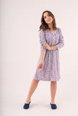 Camisón corto de manga larga con estampado floral en tonos coral, azul y blanco. Tiene cuello en V con detalle de puntilla blanca y cierre de botones en el pecho.