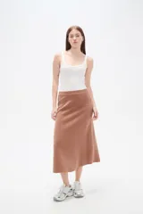 Falda midi de corte evasé, confeccionada en tejido de viscosa color marrón, con cintura alta y caída fluida.