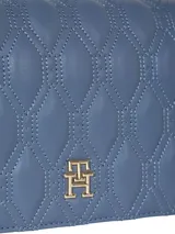 Bandolera Tommy Hilfiger color celeste con diseño acolchado a rombos y logo metálico dorado en el frente.