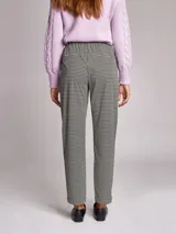 Pantalón de viscosa con estampado geométrico, tiro medio, cintura elástica ajustable con cordones, dos bolsillos delanteros y falsos bolsillos de vivo en la espalda.