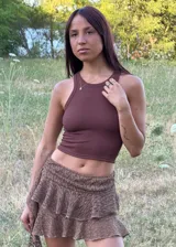 Musculosa de corte ajustado y estilo minimalista, confeccionada en tejido acanalado color chocolate, con cuello redondo y diseño sin mangas.