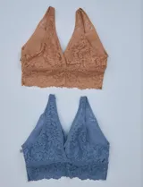 Pack de dos bralettes de encaje, uno color rosa y otro color gris.