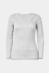 Camiseta gris de manga larga con cuello redondo ribeteado en blanco.