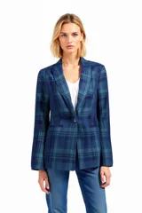 Blazer entallado con estampado de cuadros en tonos azules y verdes, cuello con solapa, cierre frontal de un botón y bolsillos laterales.