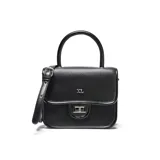 Bandolera de mano y hombro marca XL, confeccionada en material símil cuero con textura granulada. Presenta un diseño estructurado con solapa frontal, cierre metálico giratorio y logo de la marca en aplique plateado.