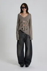 Sweater gris oscuro de algodón mouliné con escote en V y diseño calado. Silueta holgada.