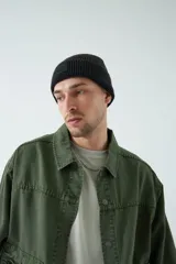 Campera negra de canvas de algodón grueso con bolsillos con cierre y botones a presión.