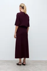Falda midi tejida de corte recto y silueta ajustada, con cintura elástica y diseño minimalista.