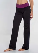 Calza larga negra de poliamida con faja en la cintura.