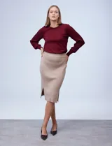 Falda midi tejida color gris oscuro, de corte recto con pretina elastizada y tajos laterales.