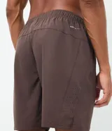 Bermuda deportiva Get Over para hombre, en color marrón, con cintura elástica, cordón de ajuste y bolsillos con cierre. Cuenta con tecnología Laser Cut en los laterales para mayor transpirabilidad.